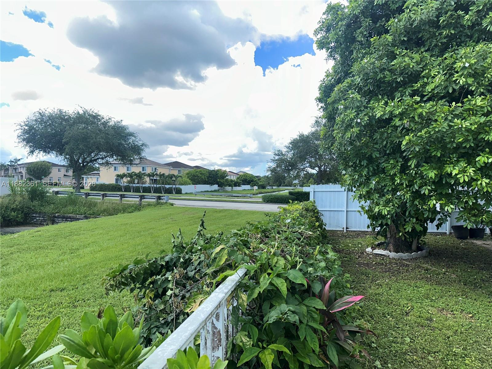 MANDARIN LAKES - Residential