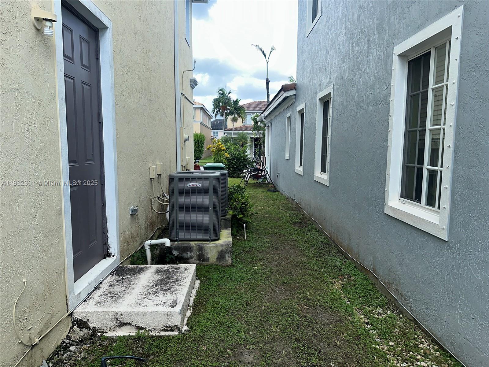 MANDARIN LAKES - Residential