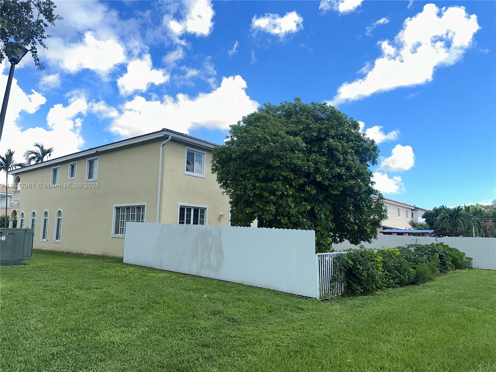 MANDARIN LAKES - Residential