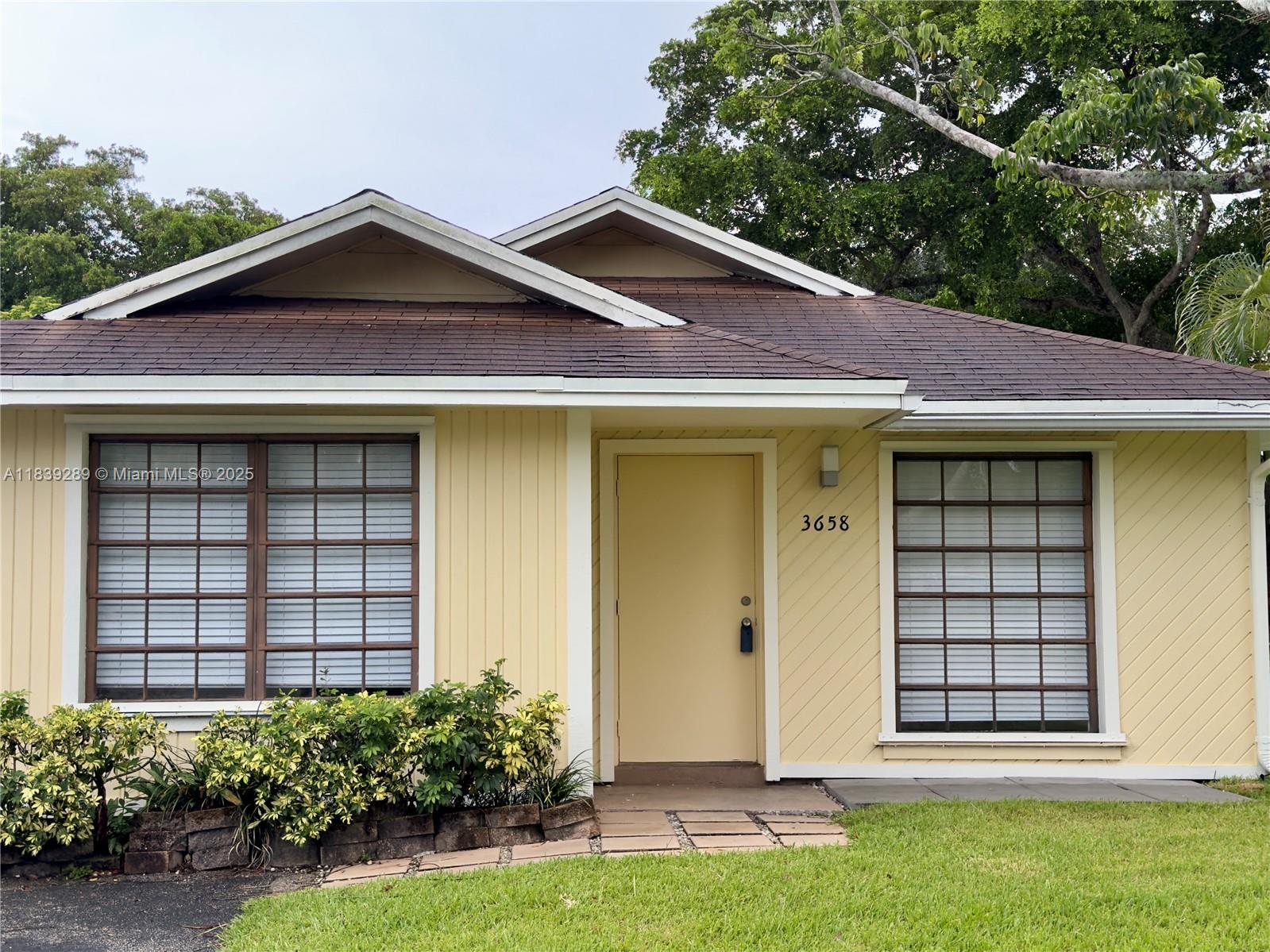 Great remodeled Villa at Isla Merita, 3 bedrooms, 2 bathrooms, new kitchen with quartz counter top new bathrooms and floors, freshly painted inside and outside, separate laundry fenced backyard with a lot space one carport plus 2 car driveways. Nice quiet community with association, community pools is close to the house. Great landscaping in the community. Great schools.