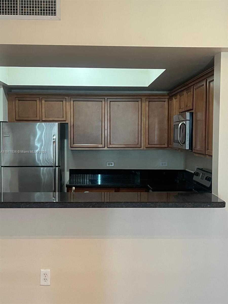 HOLLYWOOD STATION RES CON - Residential Lease