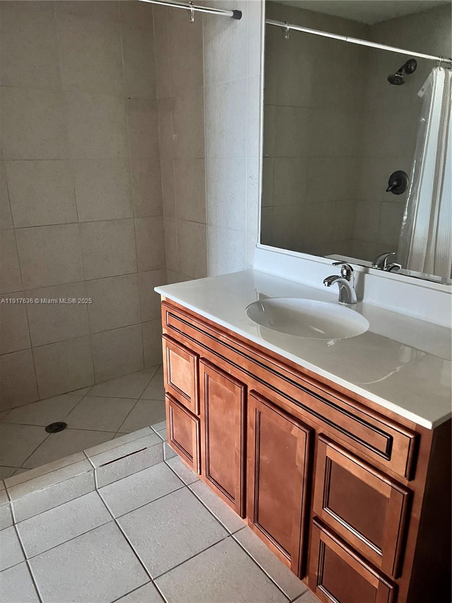 HOLLYWOOD STATION RES CON - Residential Lease