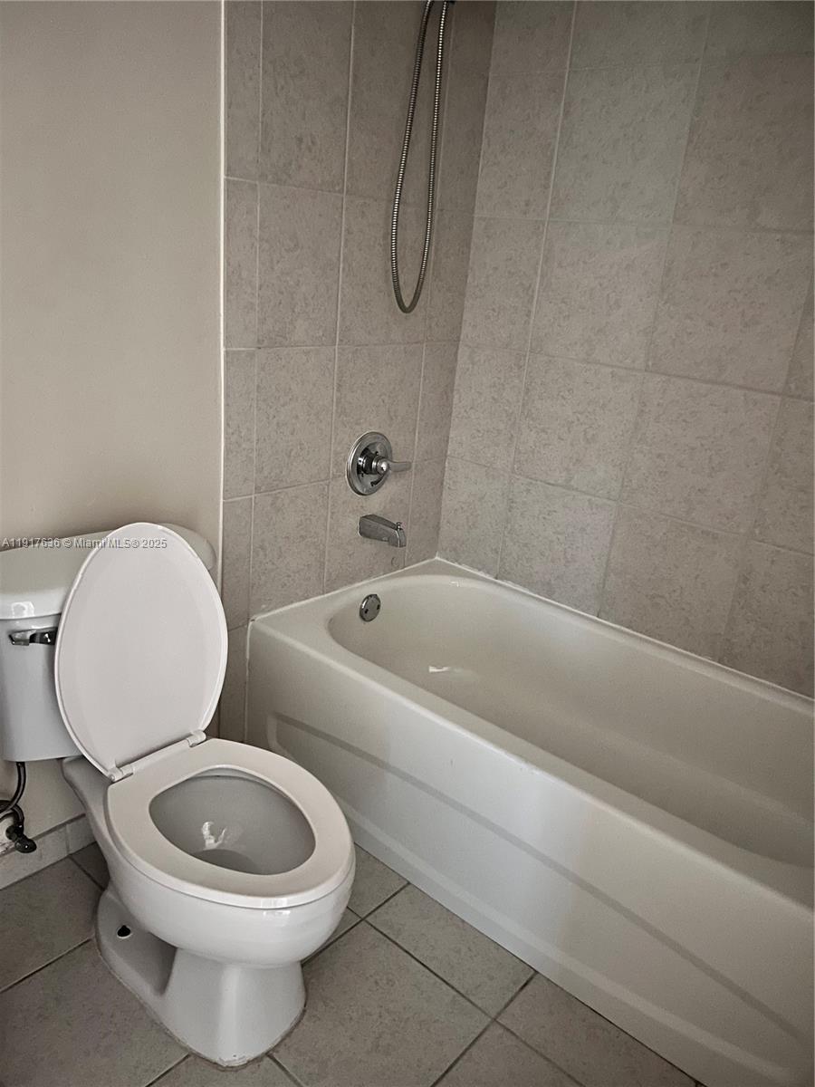 HOLLYWOOD STATION RES CON - Residential Lease