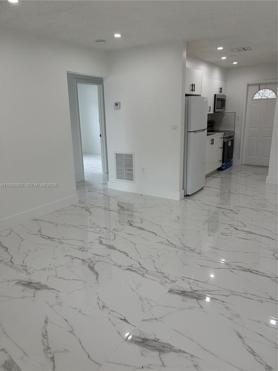 DAVIE HEIGHTS - Residential Lease