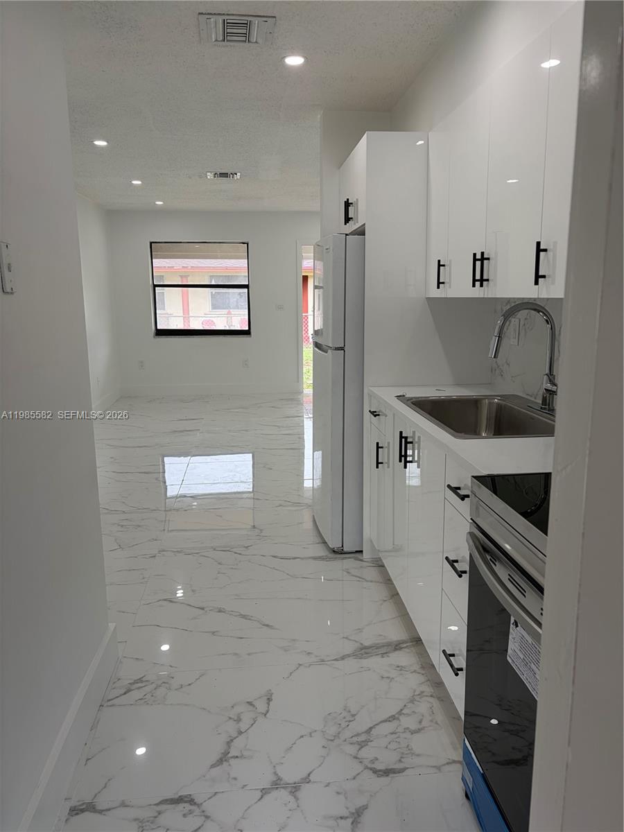 DAVIE HEIGHTS - Residential Lease