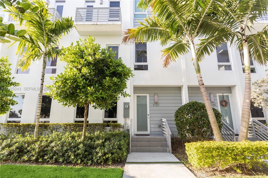 Excellent three-story townhouse featuring spacious terraces with a summer kitchen, 4 bedrooms, and 3 bathrooms. This home offers generous living spaces and will be available starting January 13, 2026.