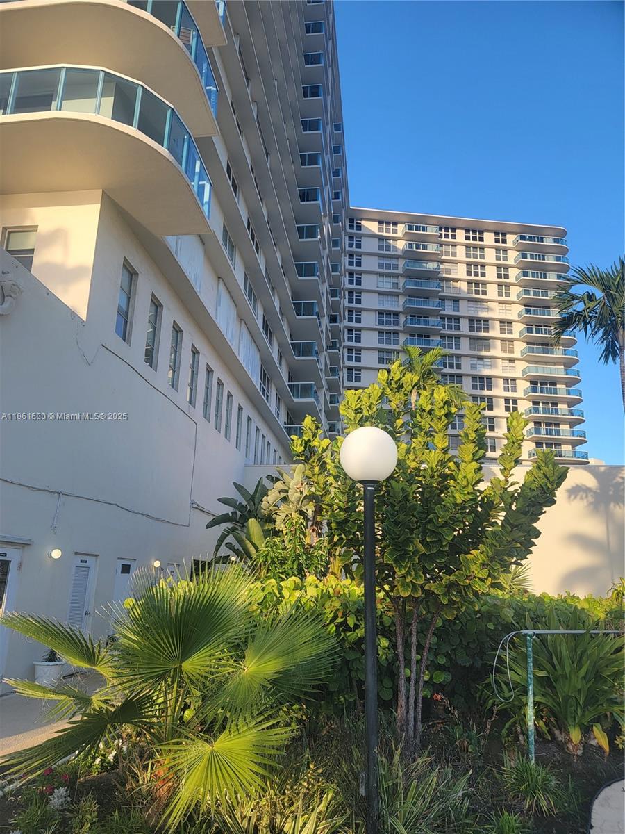 Great rental opportunity at the Hallmark building on Ocean Drive, right across Hollywood Beach. Water front pool with attendants, gym, sauna, valet parking, bellman, billiard room, library, party room, security guardn24/7, courtesy shuttle available for residents, open kitchen. you can enjoy it by all that the area has to offer. Near by restaurants, bank etc.
