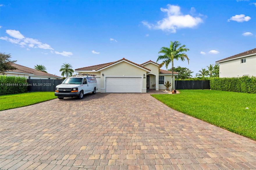 GREAT SINGLE FAMILY HOME. 4 BEDROOMS, 3 BATHROOMS, EATING KITCHEN, FORMAL DINING AND LIVING ROOM, GRANITE COUNTER TOPS AND STAINLESS STEEL APPLIANCES, WASHER AND DRYER IN A SEPARATE ROOM, TILE FLOORS, NICE POOL, 3 CAR GARAGE AND PLENTY OF PARKING IN THE DRIVEWAY. NO ASSOCIATION. EASY TO SHOW. CALL LISTING AGENT.