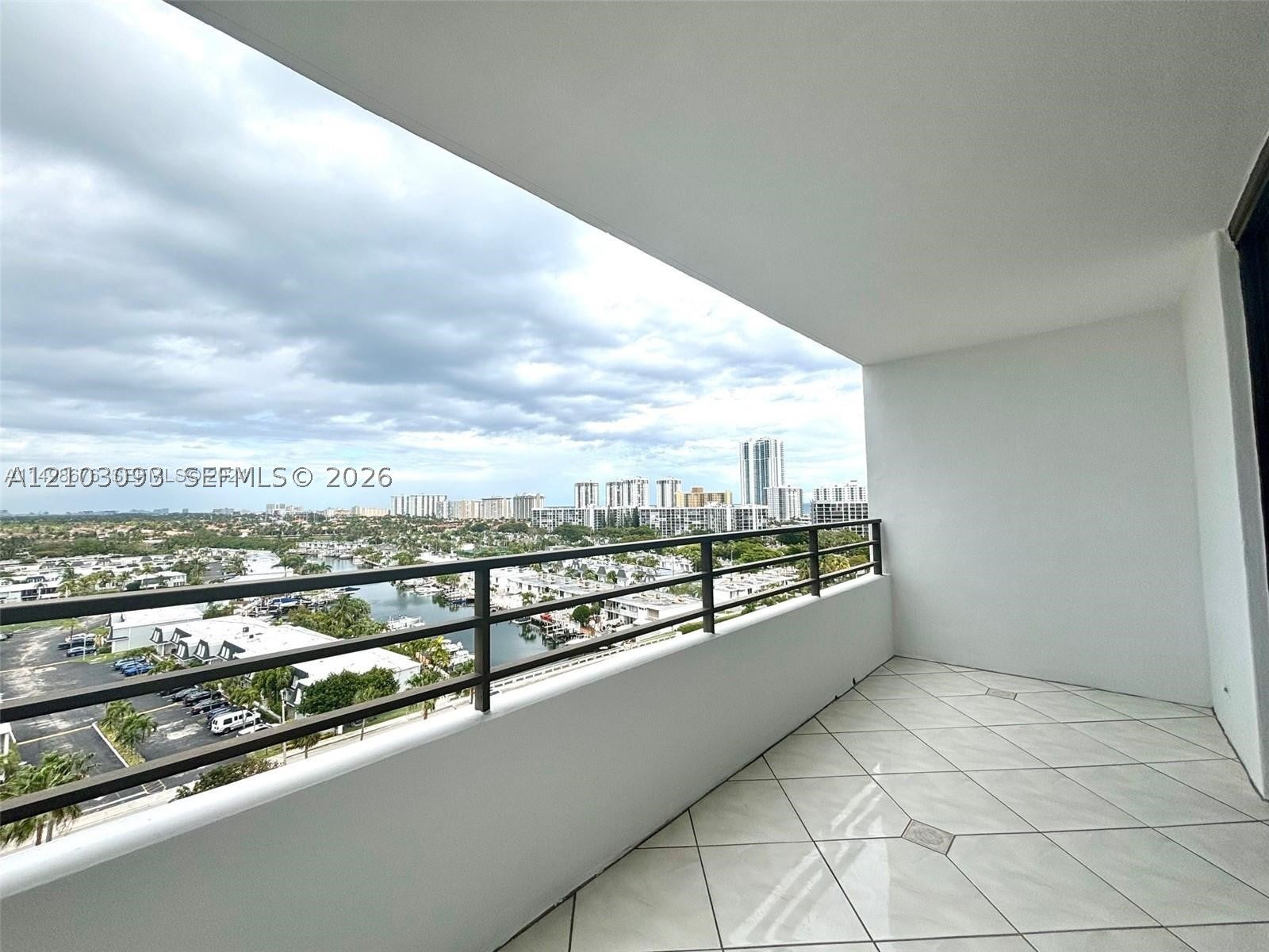 2500 Parkview Dr 1208