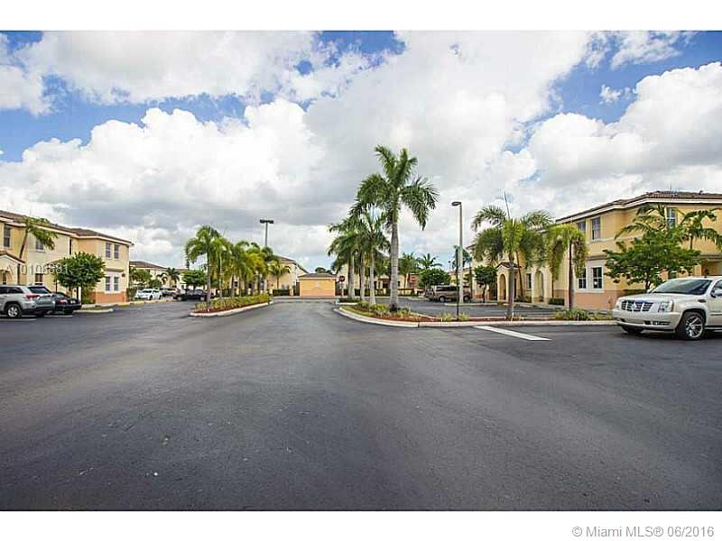 HUGE 4 BEDROOMS ALL TILED 3 BATHROOMS KEEP IN MIND SPENDIDO DO NOT ACCEPT PETS . NO SECCION 8. WASHER AND DRYER INSIDE.HUGE BACKYARD
Beautiful property with 4 bedrooms, 3 baths for your comfort!.. Tile floors, nice kitchen , easy access to major highways, close to rated schools, shopping and entertaining. Two parking spaces in front of the unit.