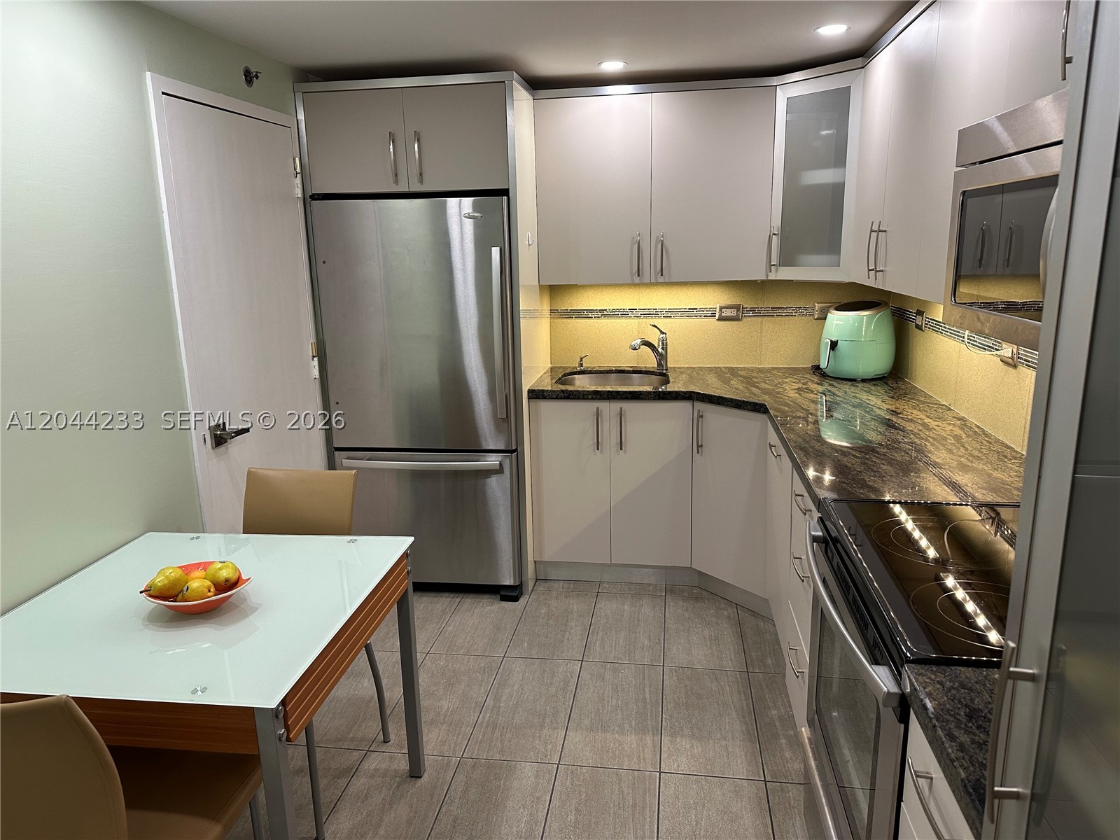 6039 Collins Ave 1205