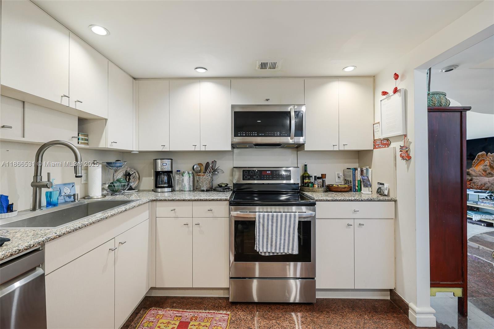 2 Grove Isle Dr B1603