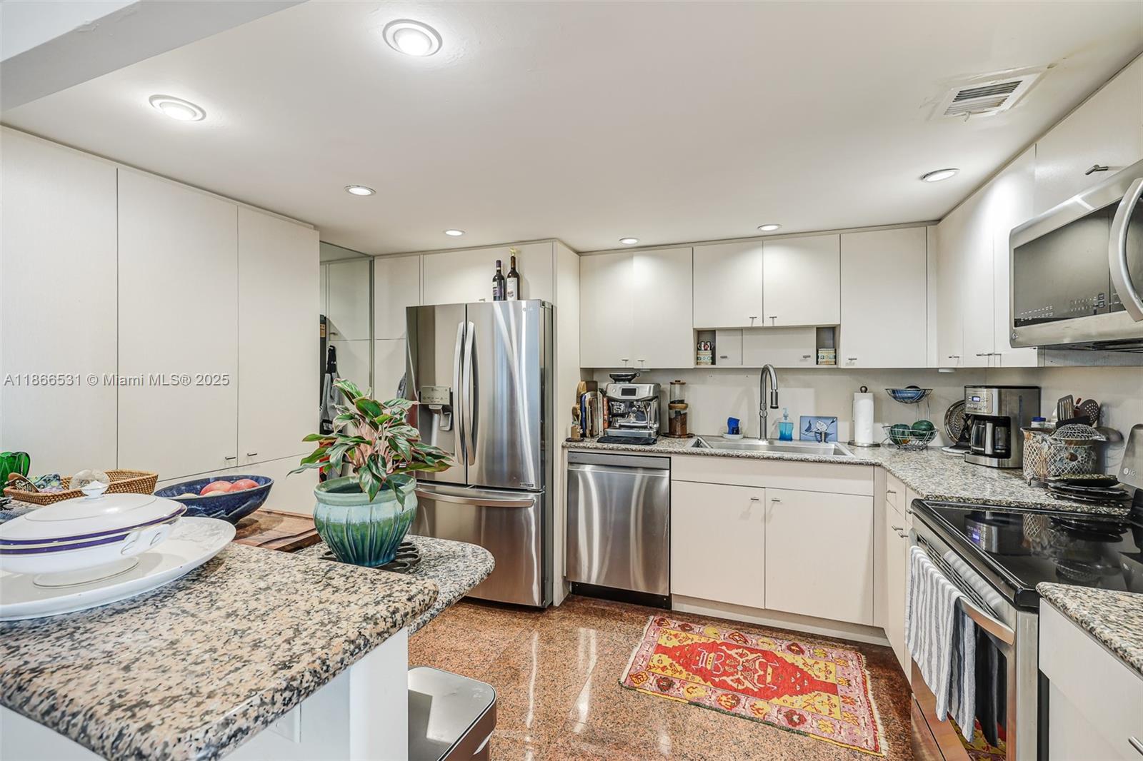 2 Grove Isle Dr B1603