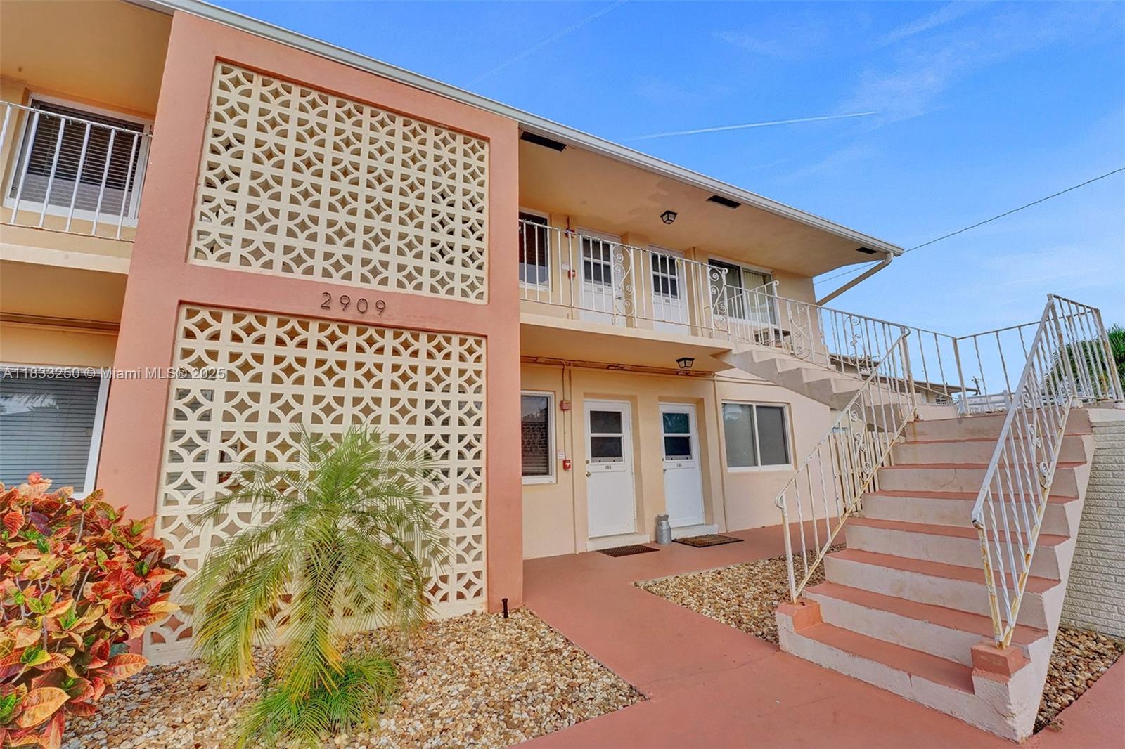 Very nice 1 bedroom, 1 bathroom apartment centrally located in Fort Lauderdale, 5 minutes to the beach, restaurants, Publix, Target, Home Goods, Marshall's, TJ max, AMC theater. etc. Shared laundry available and community pool. No pets allowed. 1 parking space assigned.