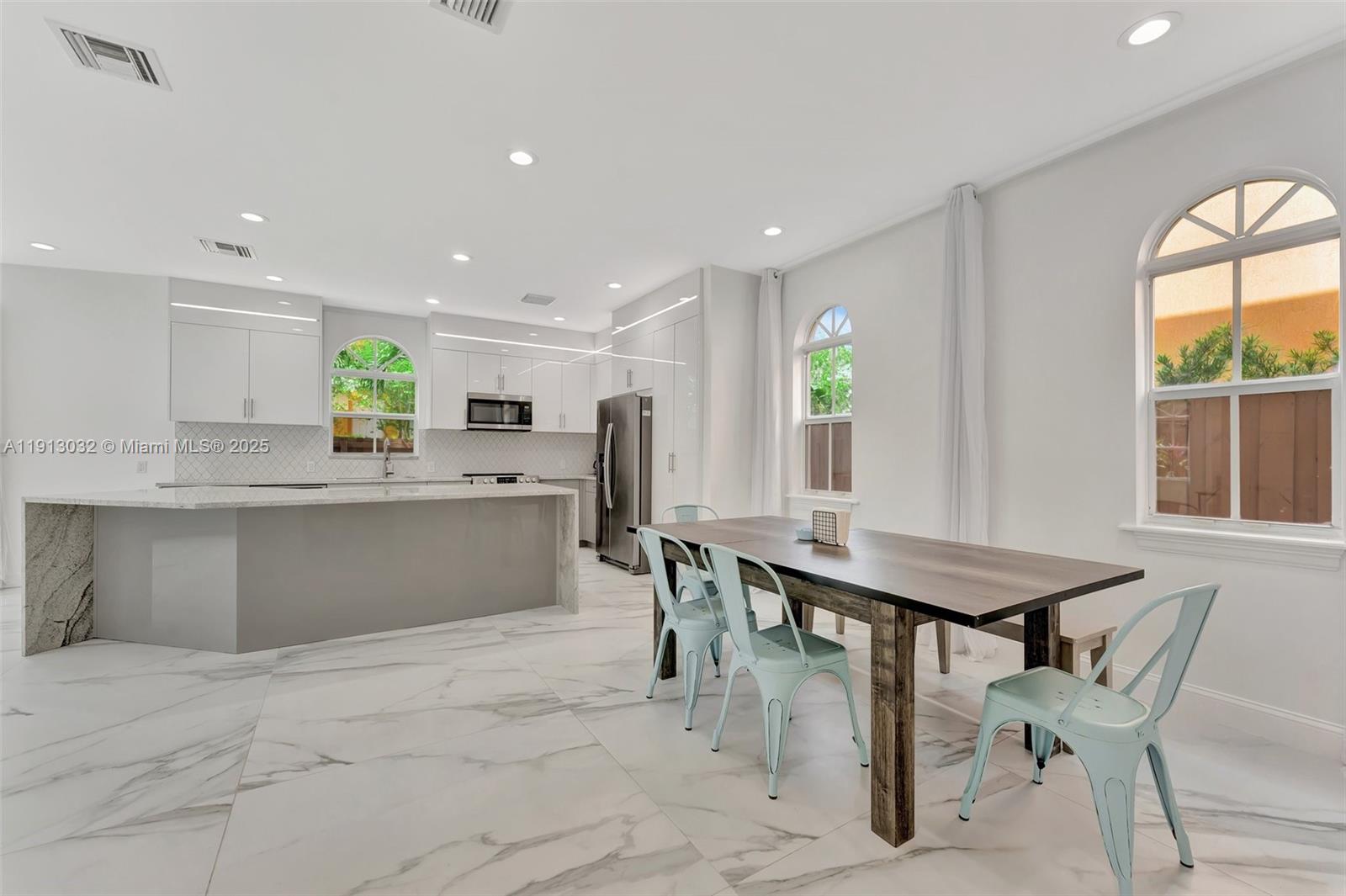 LAUDERDALE - Residential Lease