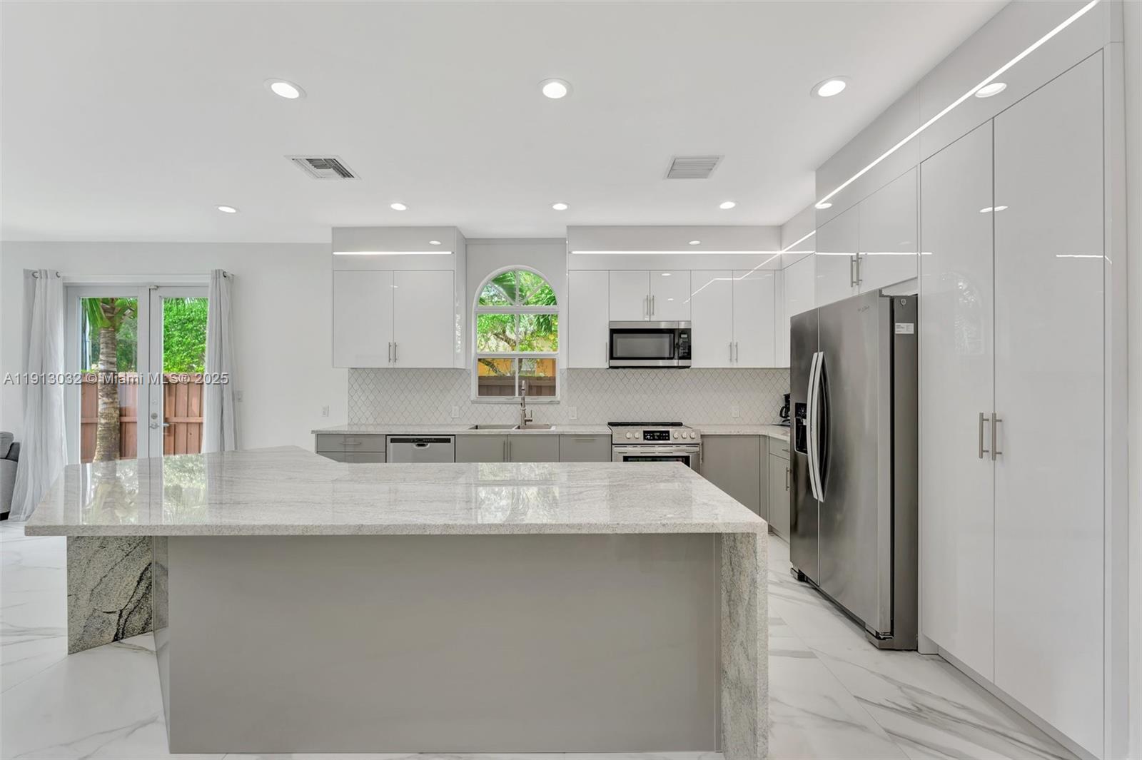 LAUDERDALE - Residential Lease