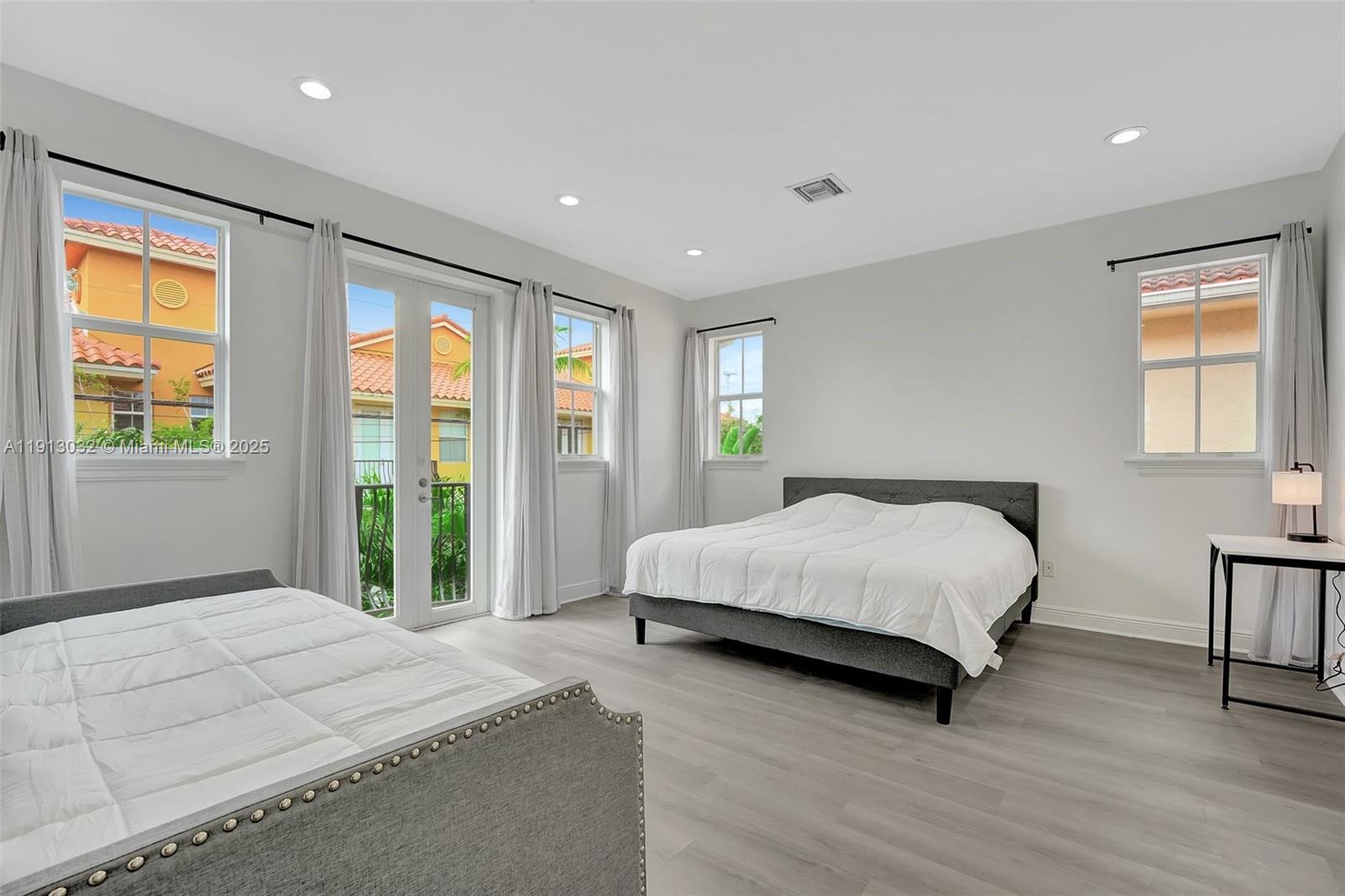 LAUDERDALE - Residential Lease