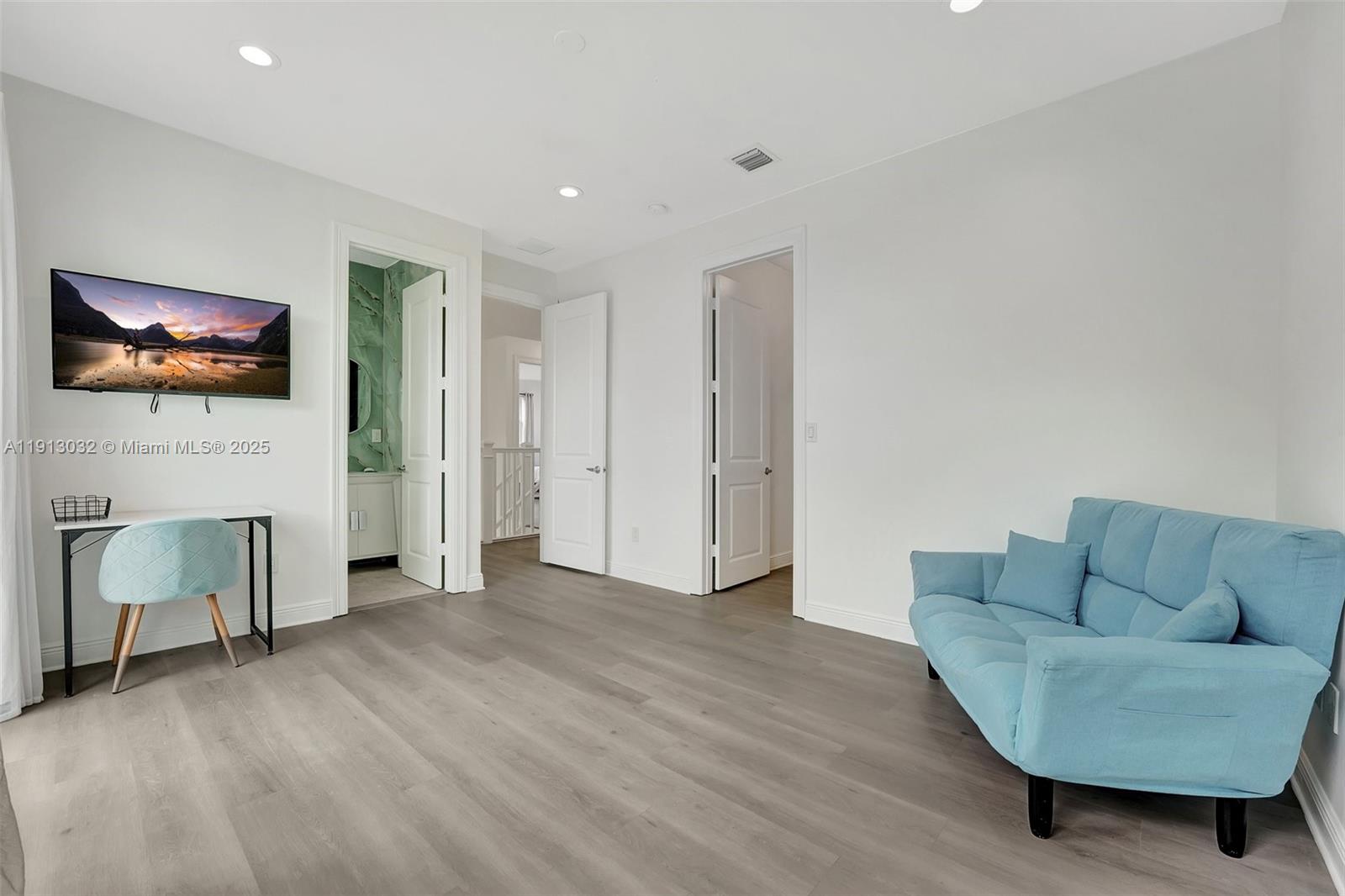 LAUDERDALE - Residential Lease