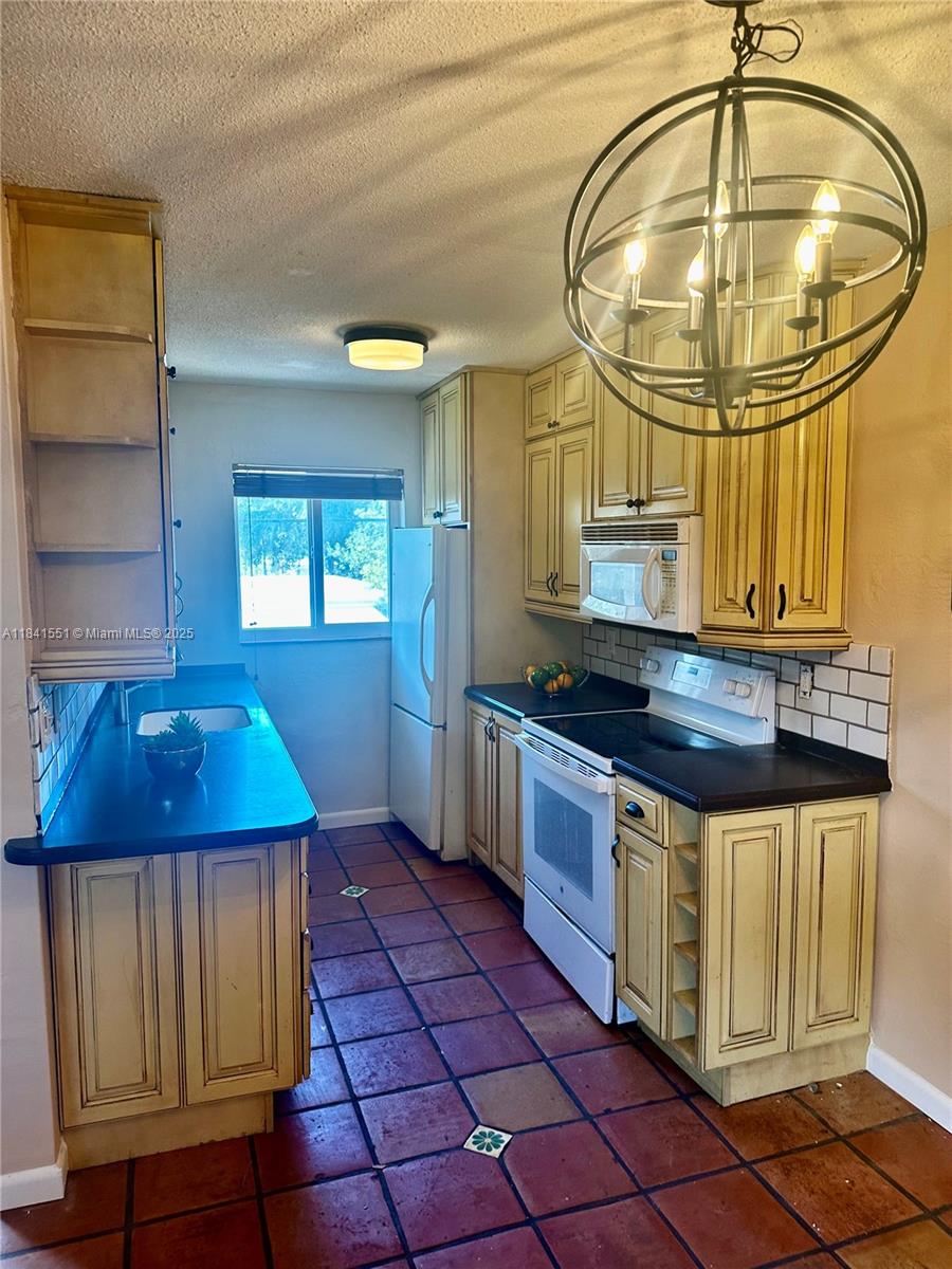 Beautiful & cozy 1 bedroom apt located in a very quiet building East of US1. The unit features ThomasVille kichen cabinets,Jacuzzi,Impact windows. Freshly painted. The building is located minutes away from I95, Hollywood Beach, Hollywood Downtown, banks, stores, grocery stores. Eazy condo approval. Broker/Owner.