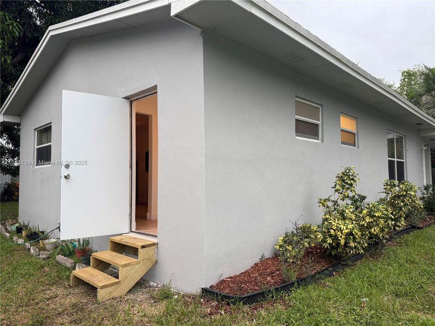 LOCATION, LOCATION, LOCATION! Studio for rent in Hollywood only 10 minutes to Hollywood Beach, located in a very central location close to everything. Studio has it's own private entrance, parking, and access to the yard. All utilities included. Furnished and ready for move-in!