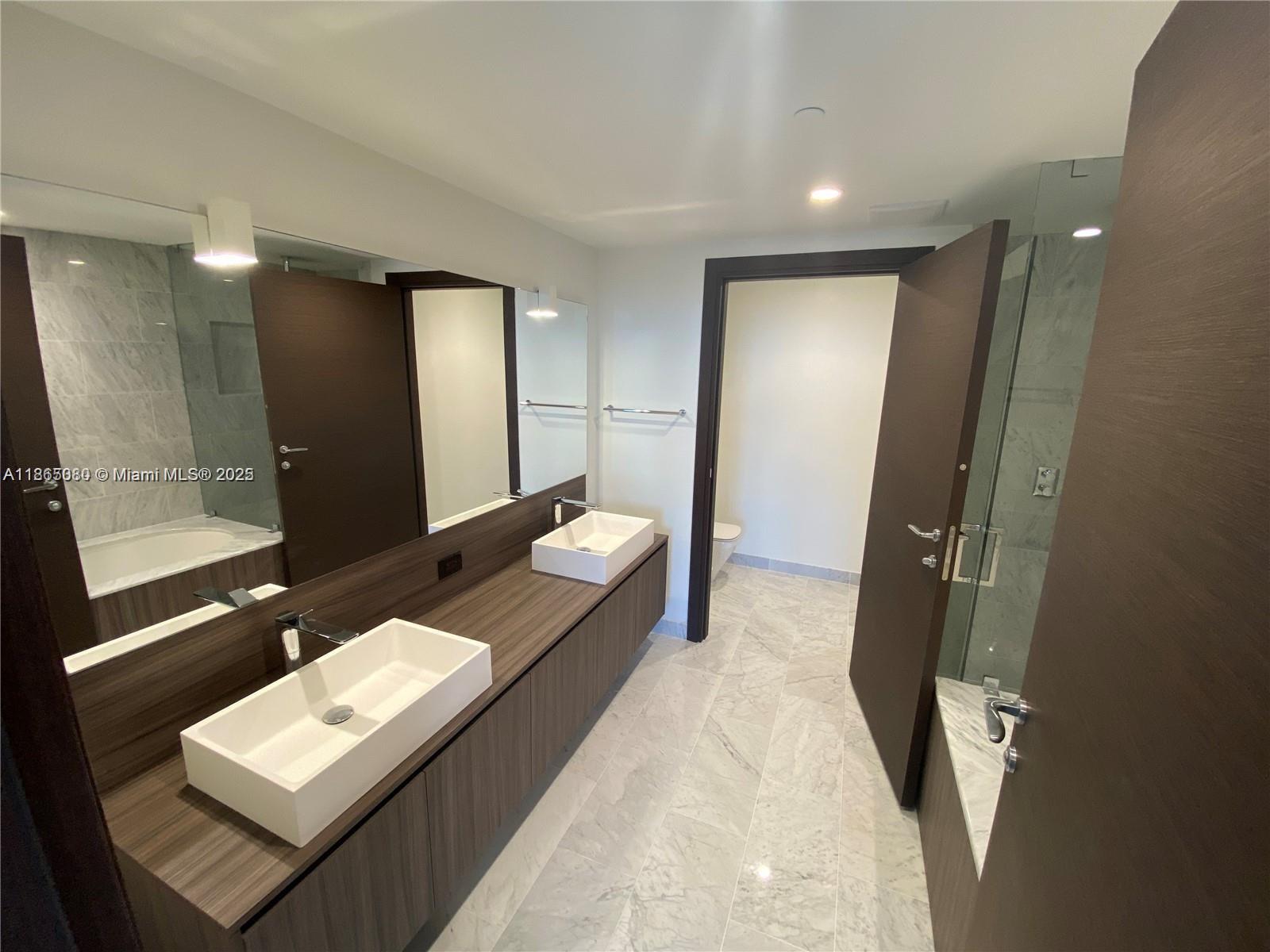 1000 Brickell Plz 3010