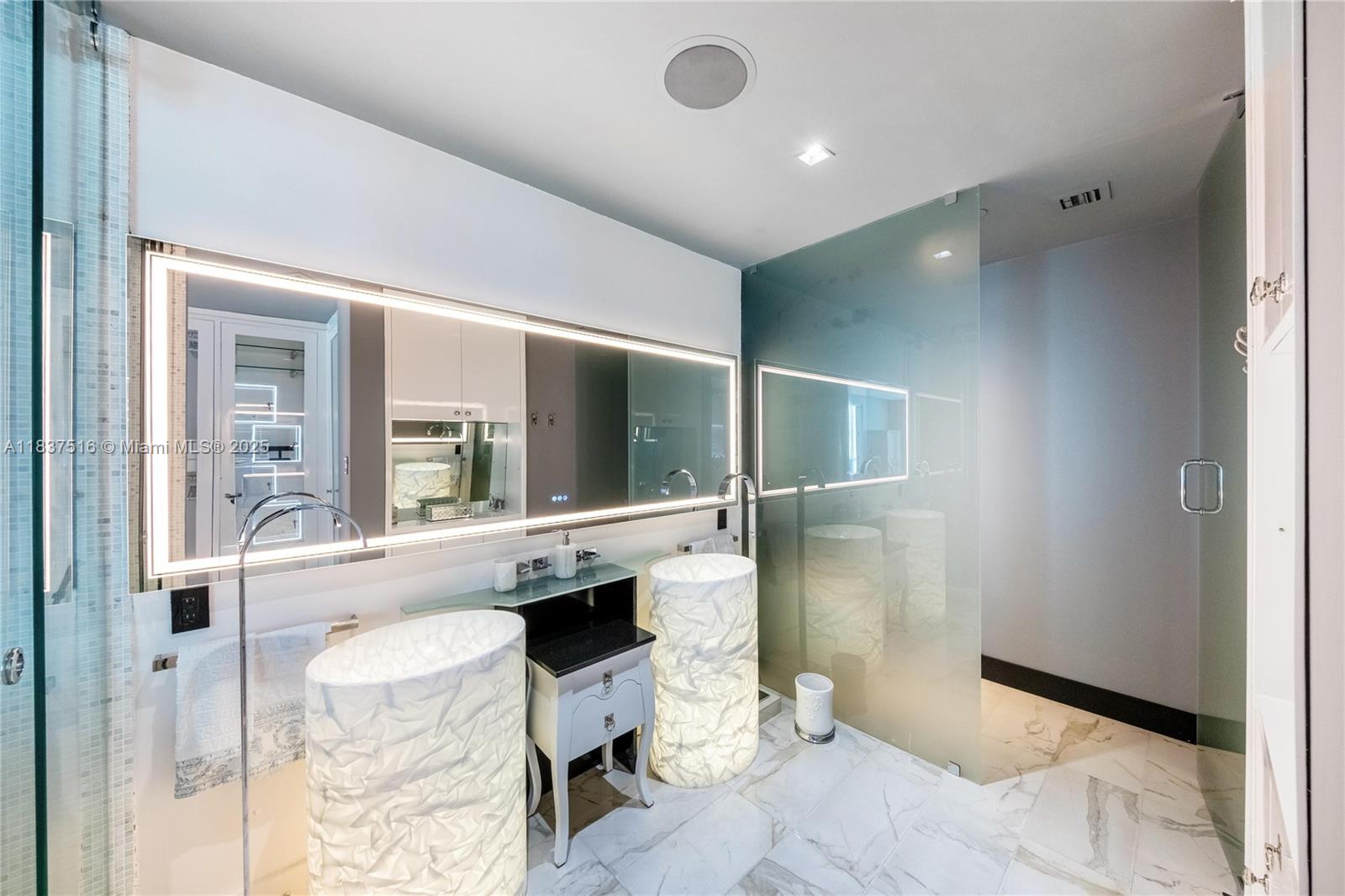 CONTINUUM ON SOUTH BEACH - Residential