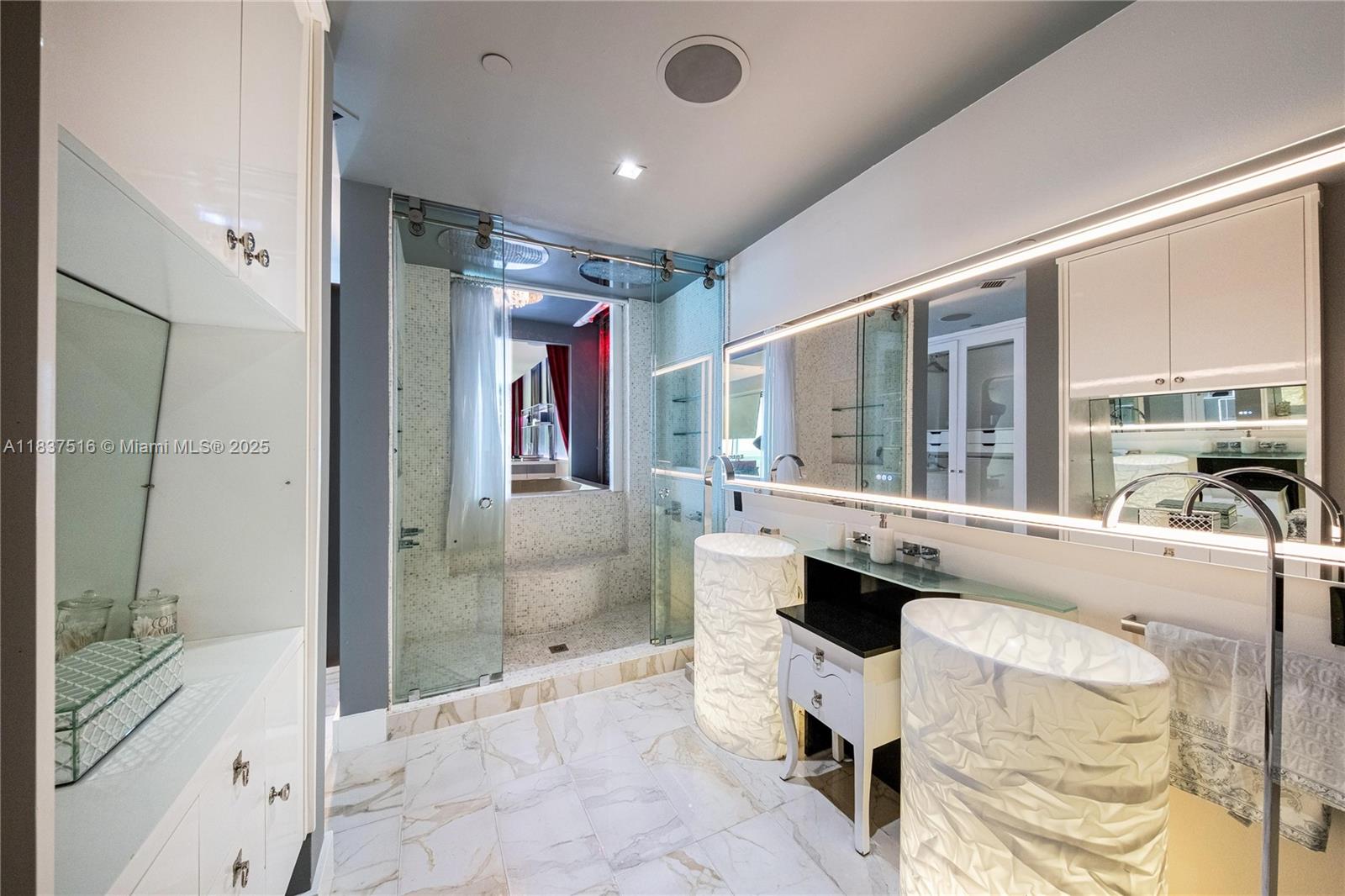 CONTINUUM ON SOUTH BEACH - Residential