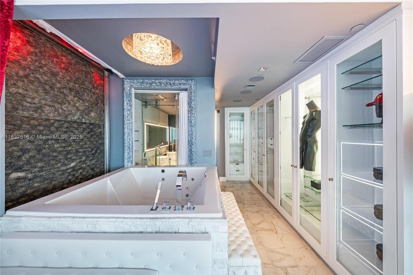 CONTINUUM ON SOUTH BEACH - Residential