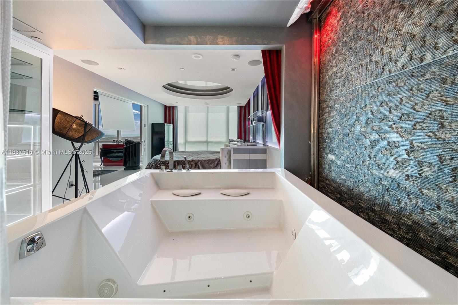 CONTINUUM ON SOUTH BEACH - Residential