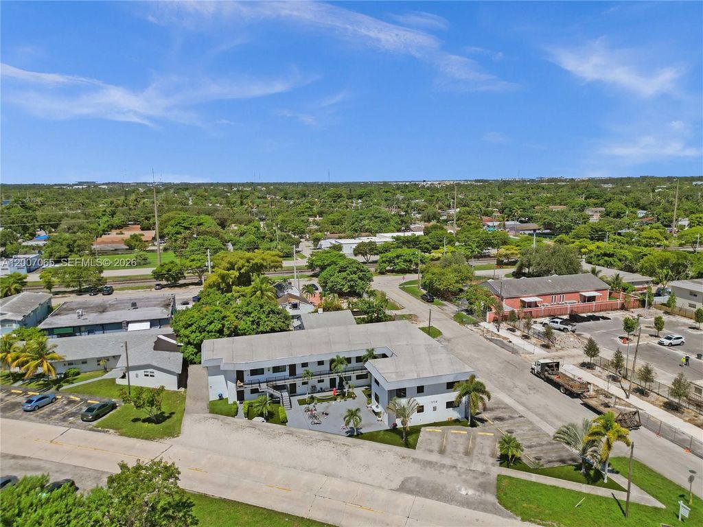 Photo of 114 SE 8th St #102, Hallandale Beach, FL 33009 (MLS # A12007065)