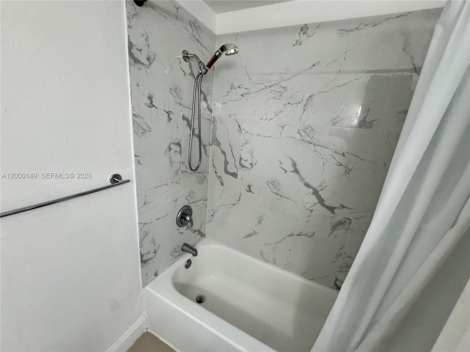 THE LOFTS AT COLLINS COND - Residential Lease