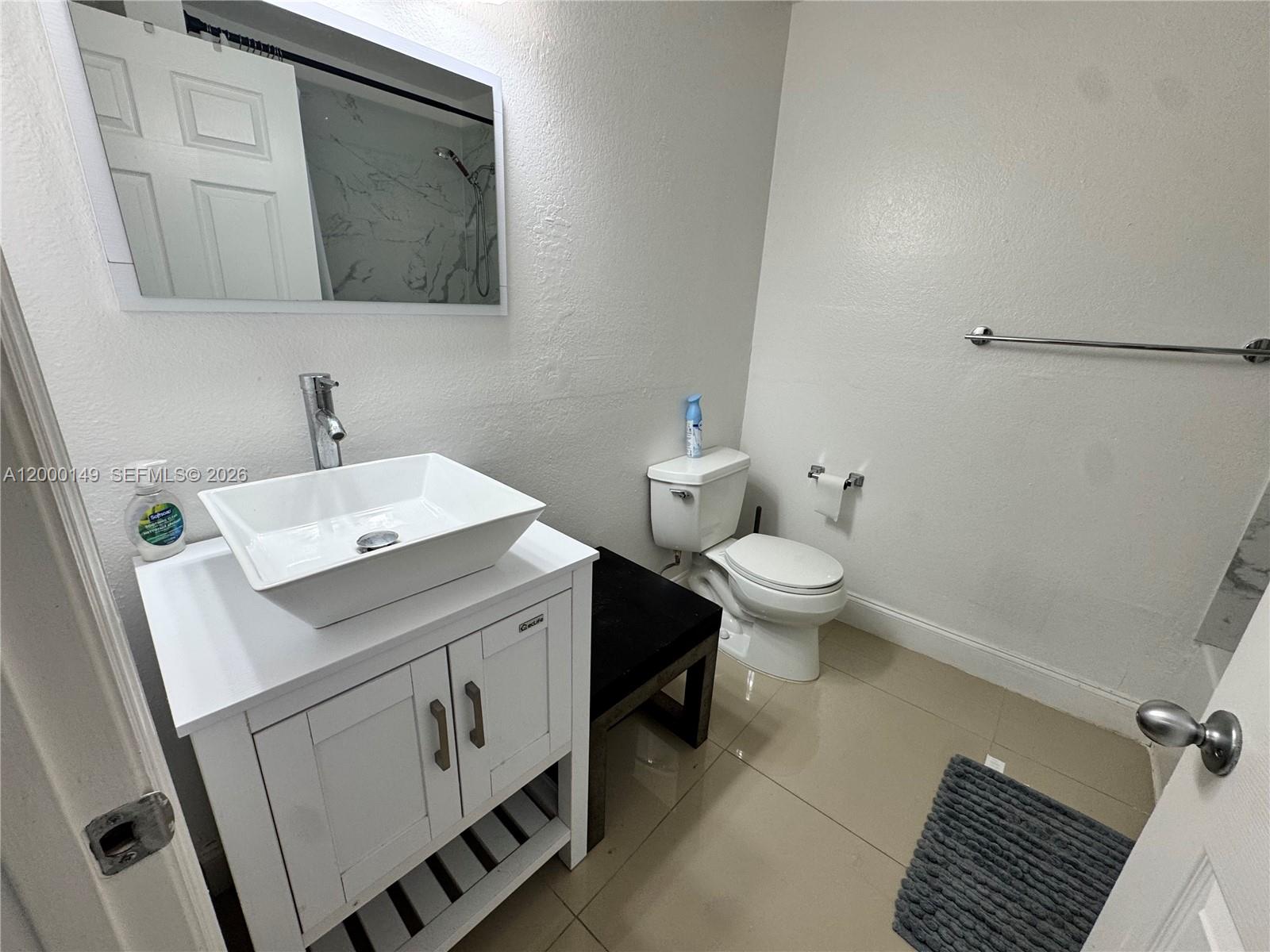 THE LOFTS AT COLLINS COND - Residential Lease