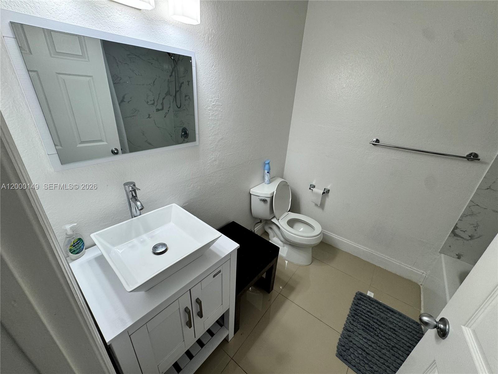 THE LOFTS AT COLLINS COND - Residential Lease