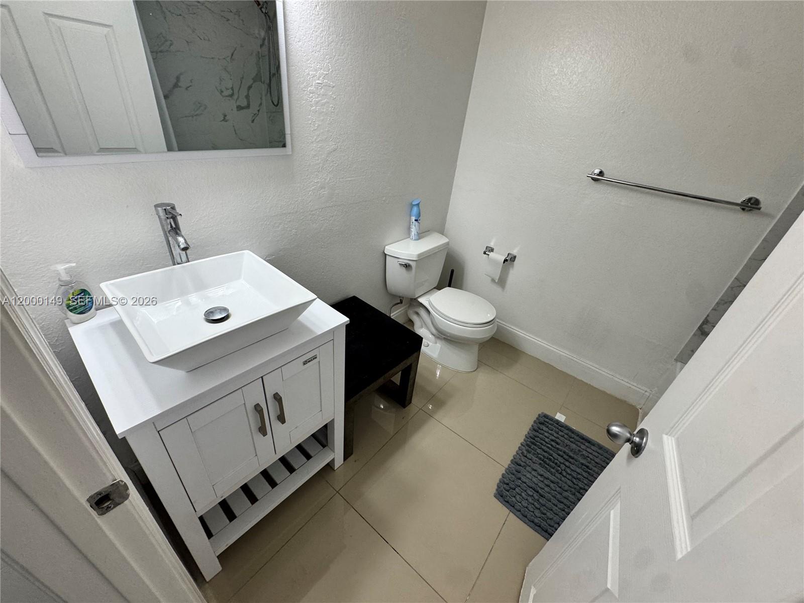 THE LOFTS AT COLLINS COND - Residential Lease