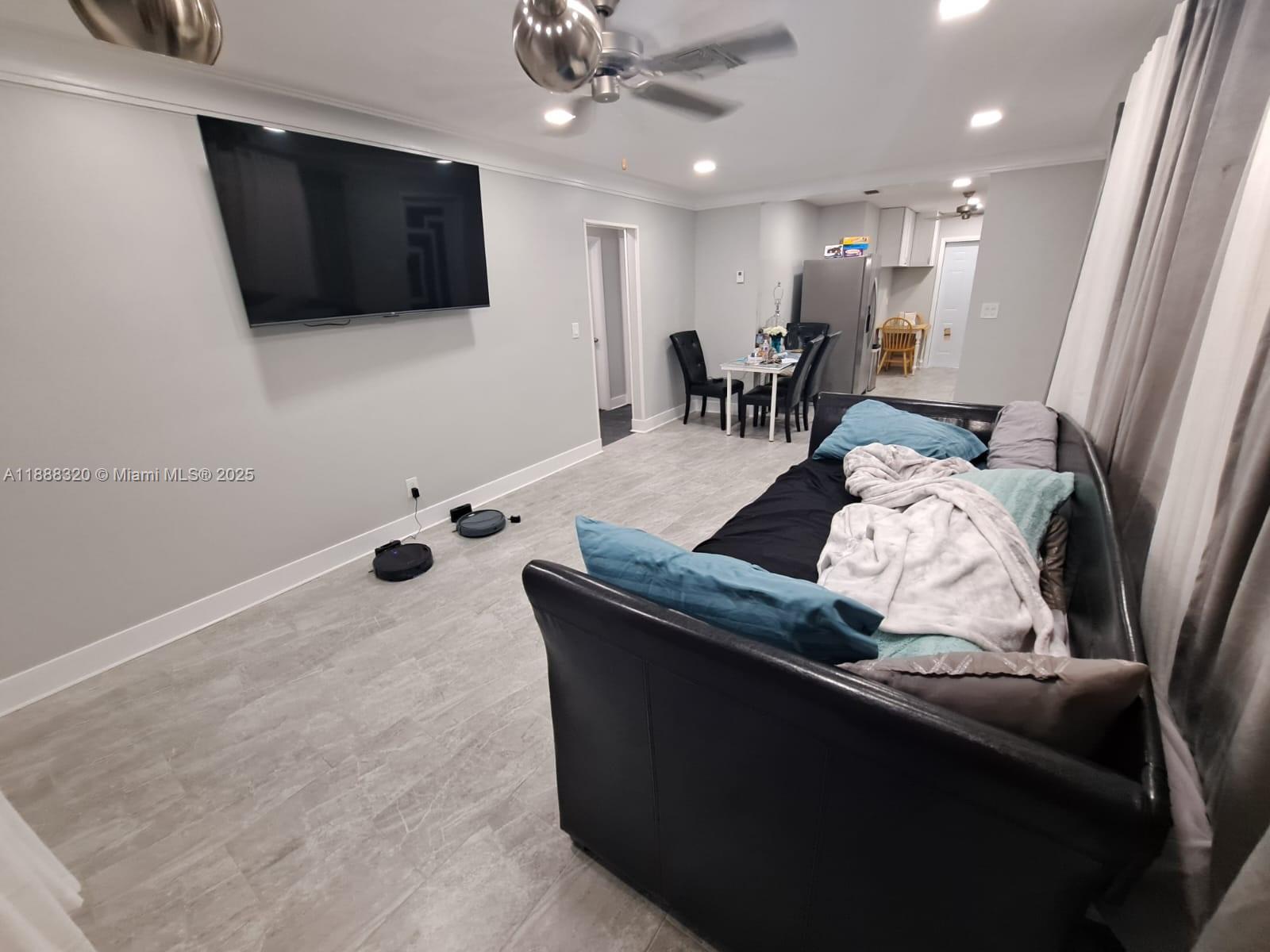 HOLLYWOOD LITTLE RANCHES - Residential Lease