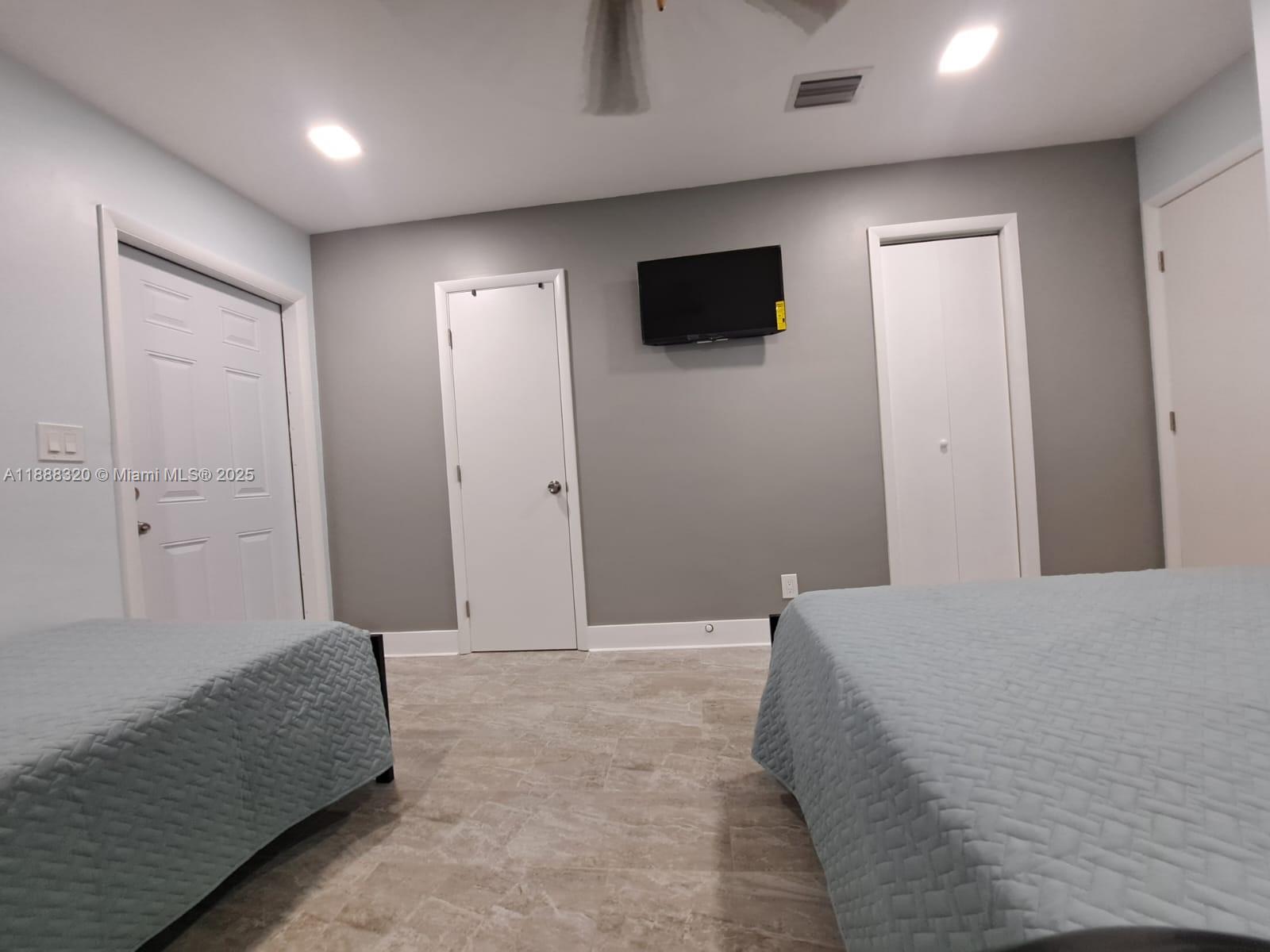 HOLLYWOOD LITTLE RANCHES - Residential Lease