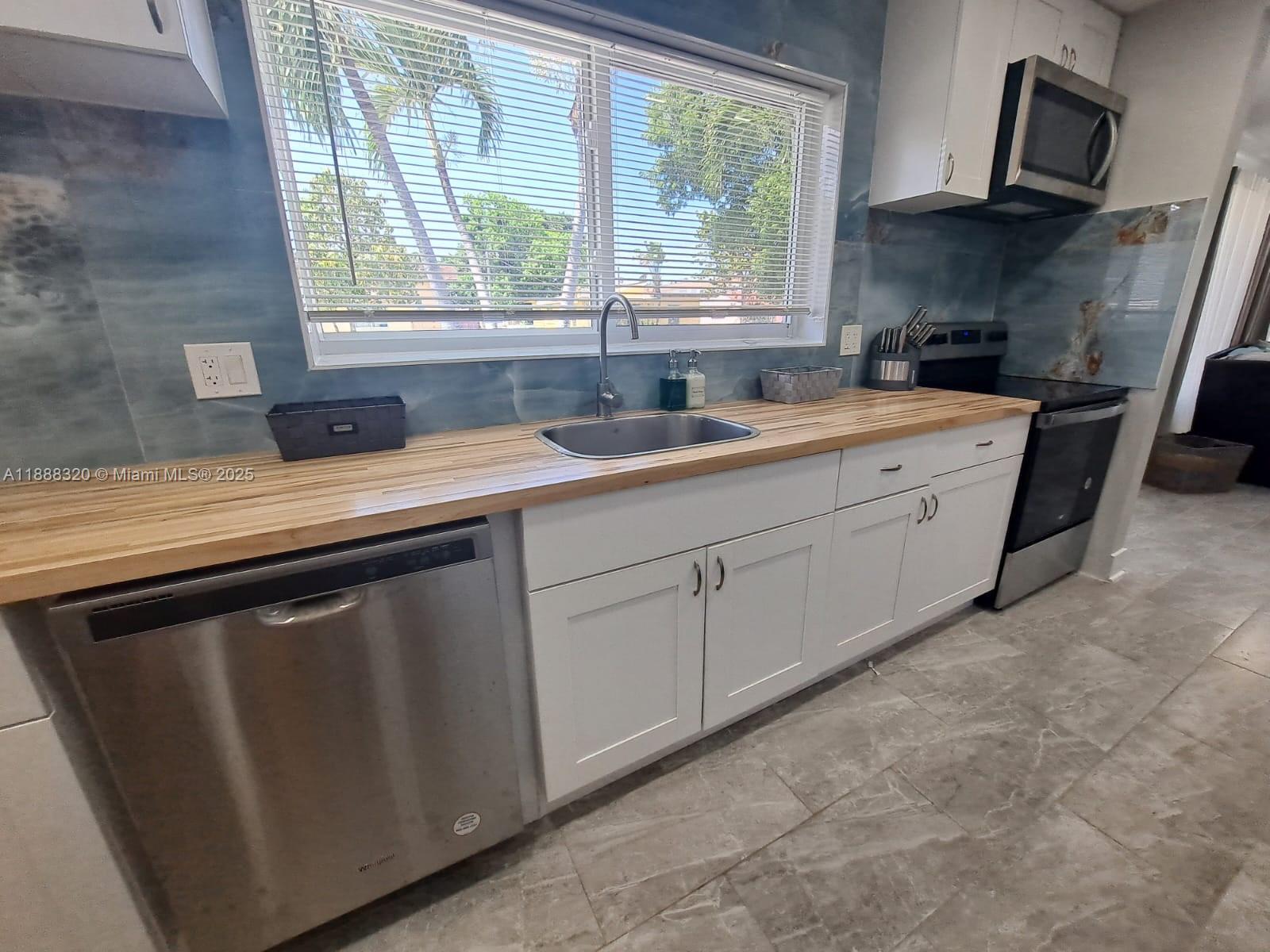 HOLLYWOOD LITTLE RANCHES - Residential Lease