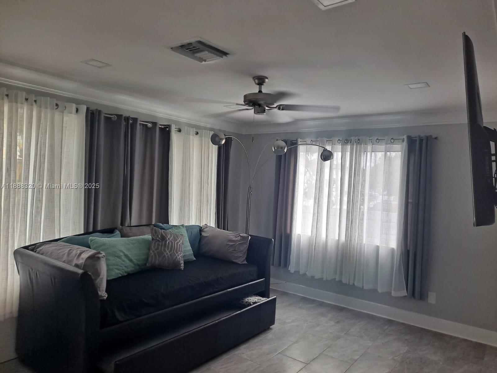 HOLLYWOOD LITTLE RANCHES - Residential Lease