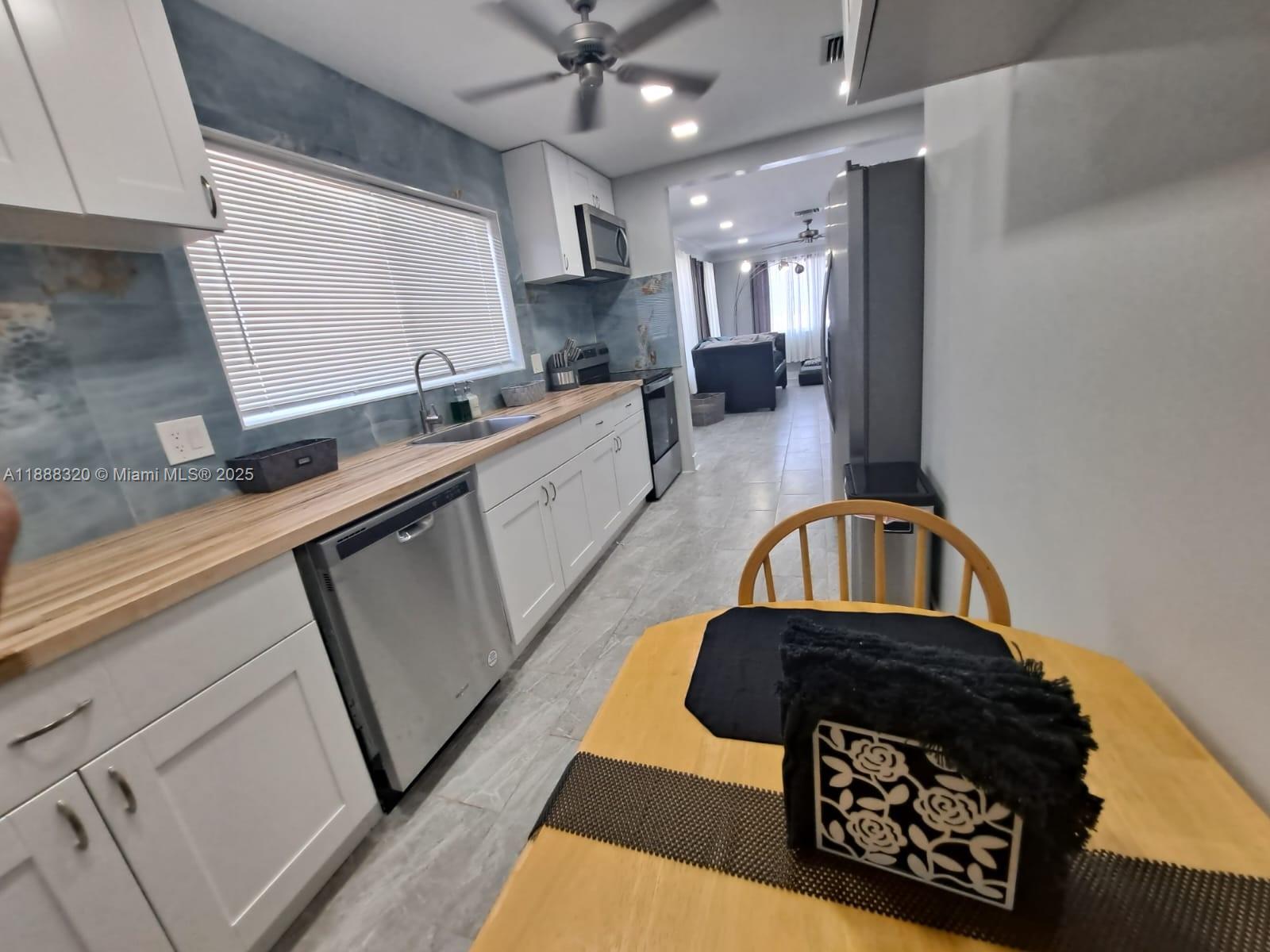 HOLLYWOOD LITTLE RANCHES - Residential Lease