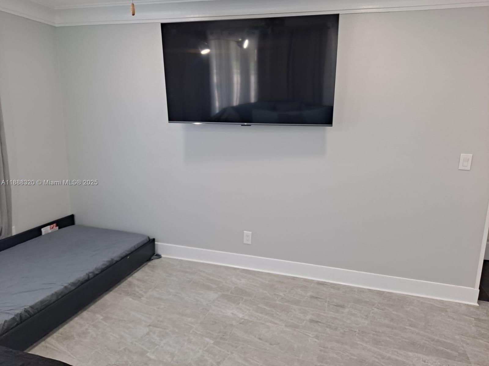 HOLLYWOOD LITTLE RANCHES - Residential Lease