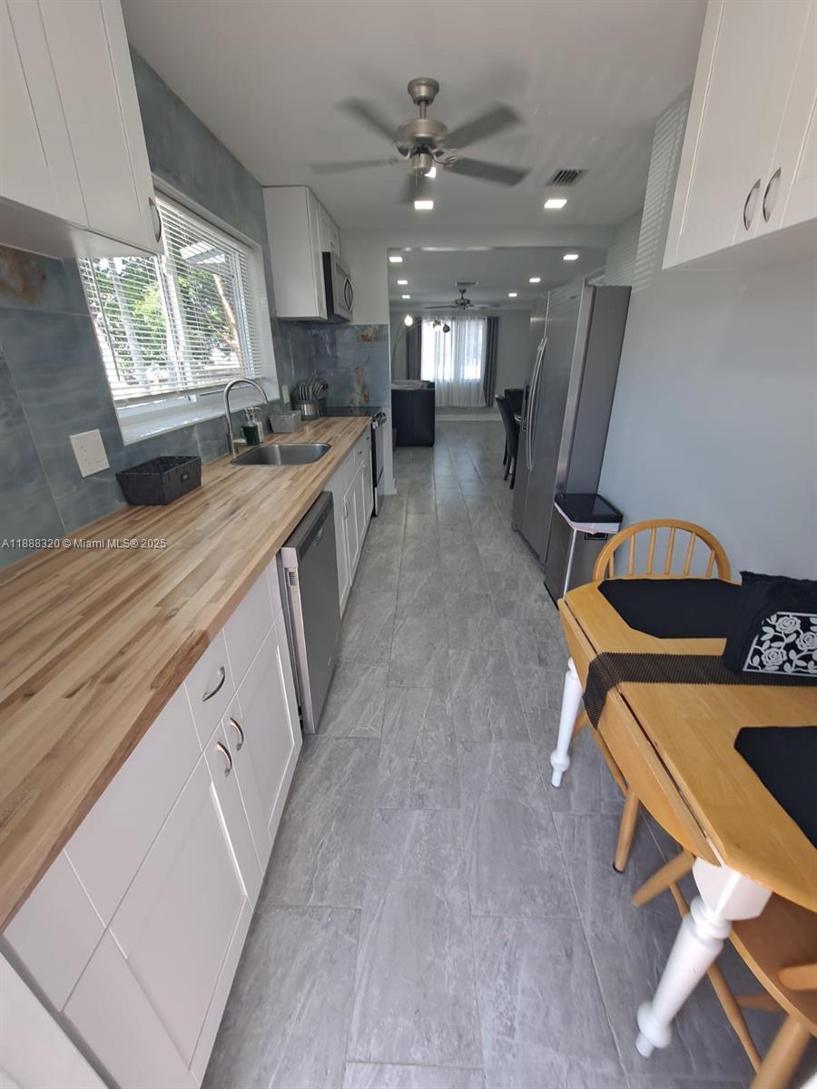 HOLLYWOOD LITTLE RANCHES - Residential Lease
