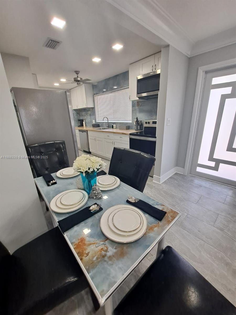 HOLLYWOOD LITTLE RANCHES - Residential Lease