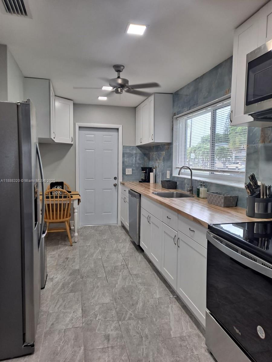 HOLLYWOOD LITTLE RANCHES - Residential Lease