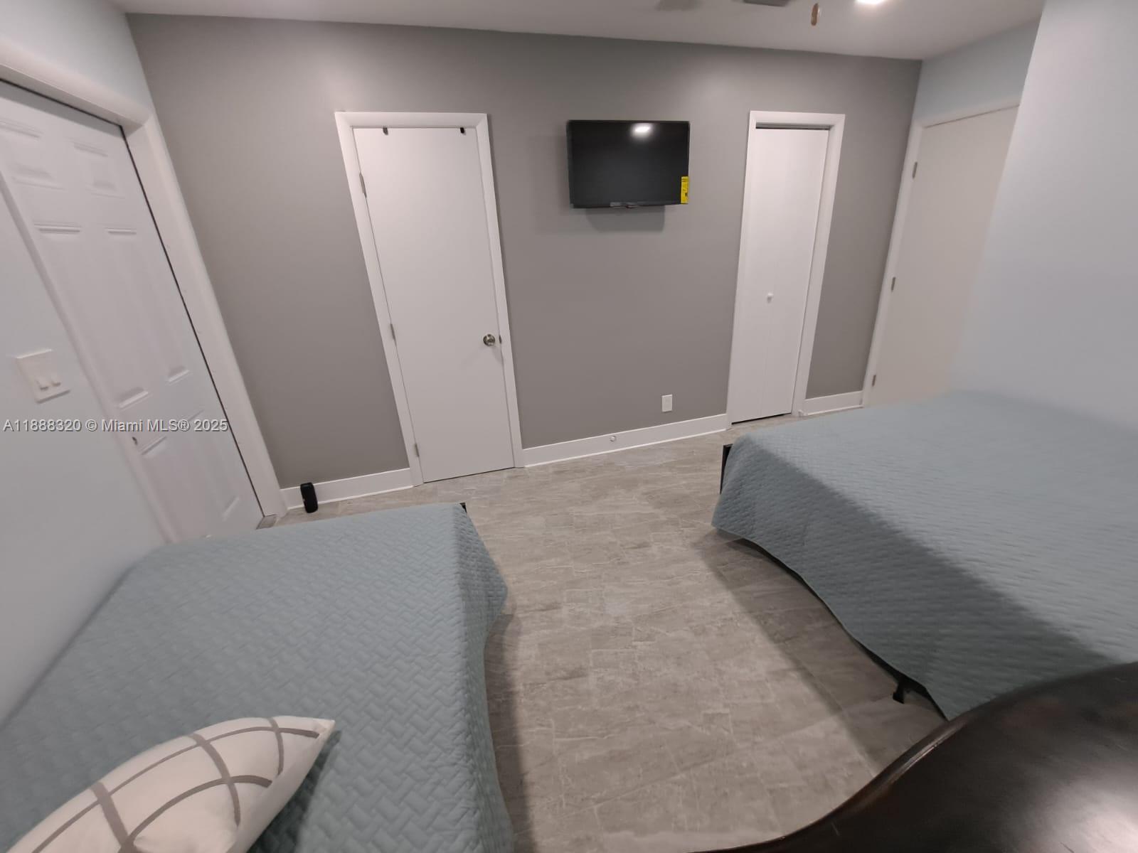 HOLLYWOOD LITTLE RANCHES - Residential Lease