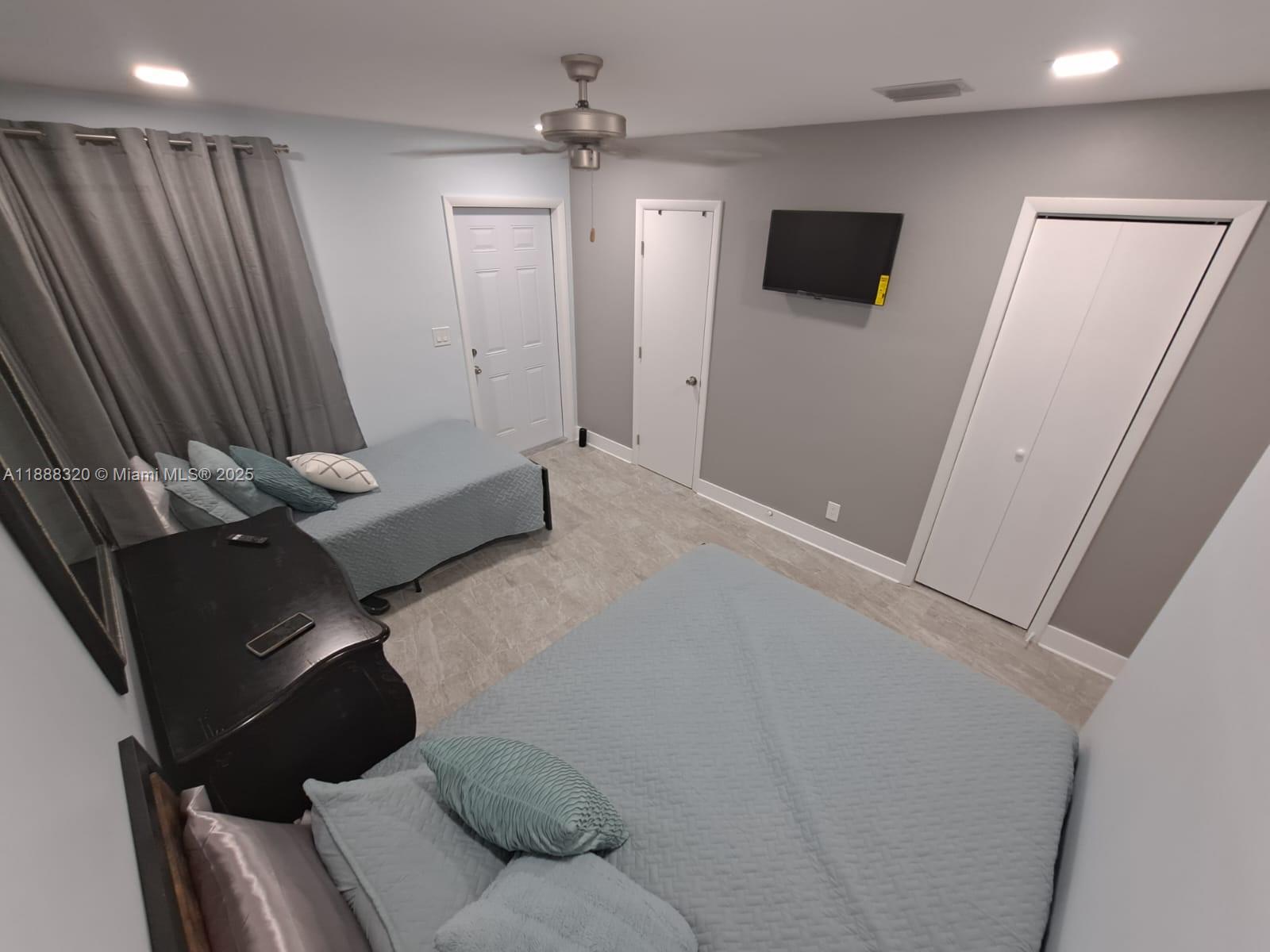 HOLLYWOOD LITTLE RANCHES - Residential Lease