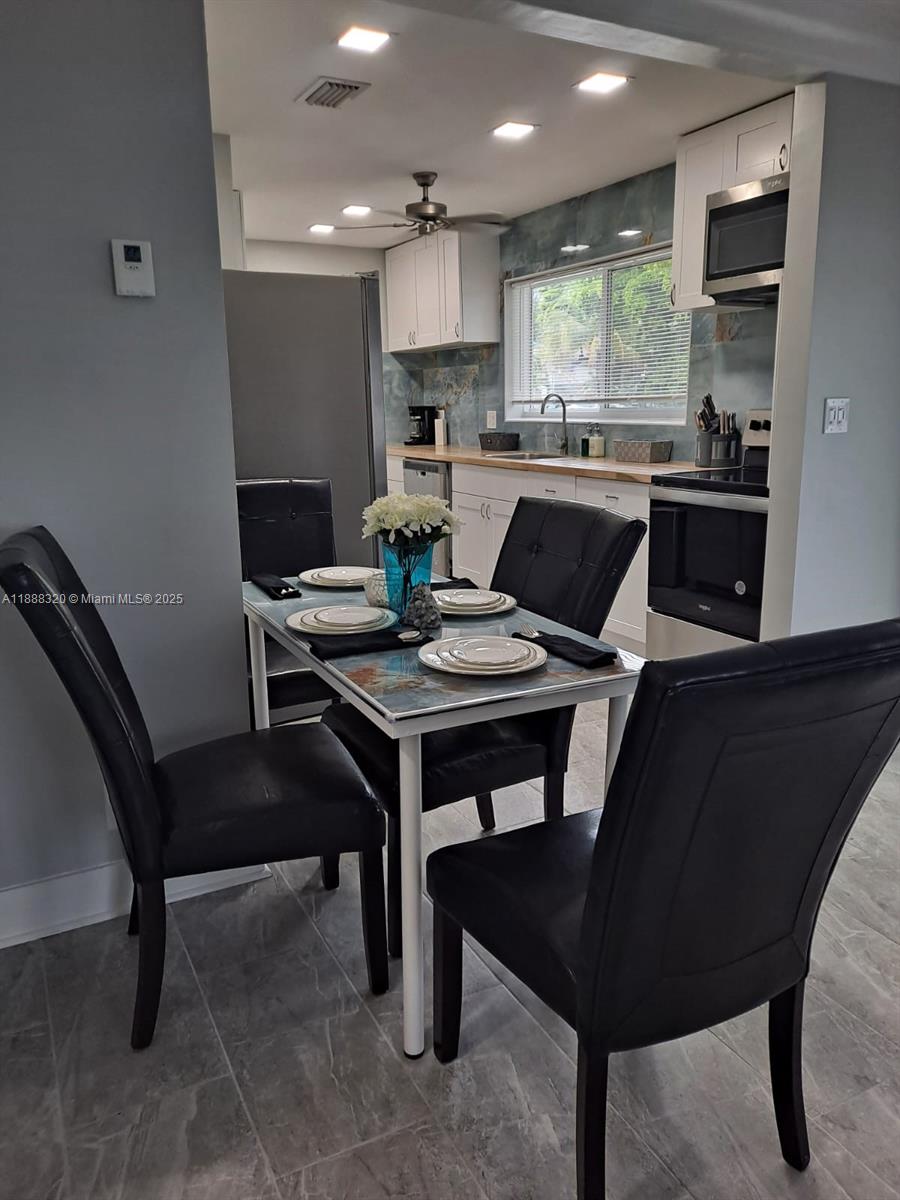 HOLLYWOOD LITTLE RANCHES - Residential Lease