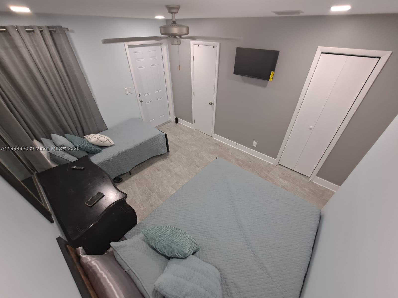 HOLLYWOOD LITTLE RANCHES - Residential Lease