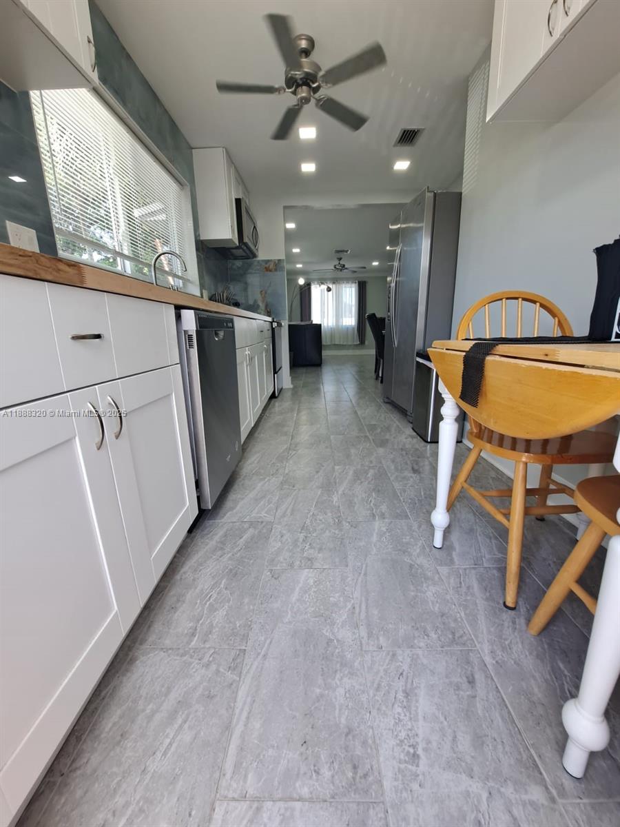 HOLLYWOOD LITTLE RANCHES - Residential Lease