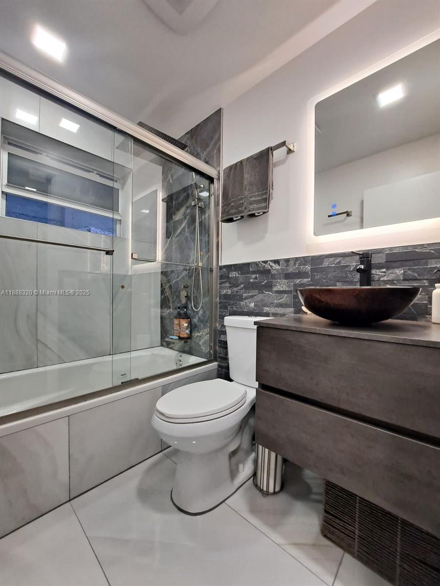 HOLLYWOOD LITTLE RANCHES - Residential Lease