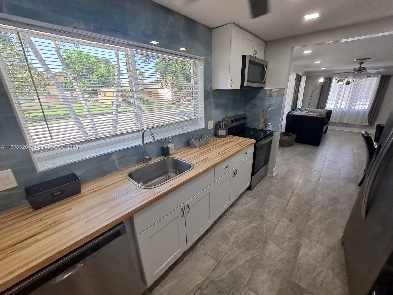 HOLLYWOOD LITTLE RANCHES - Residential Lease